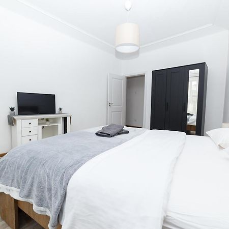 Color Apartments Blanari Street ブカレスト エクステリア 写真