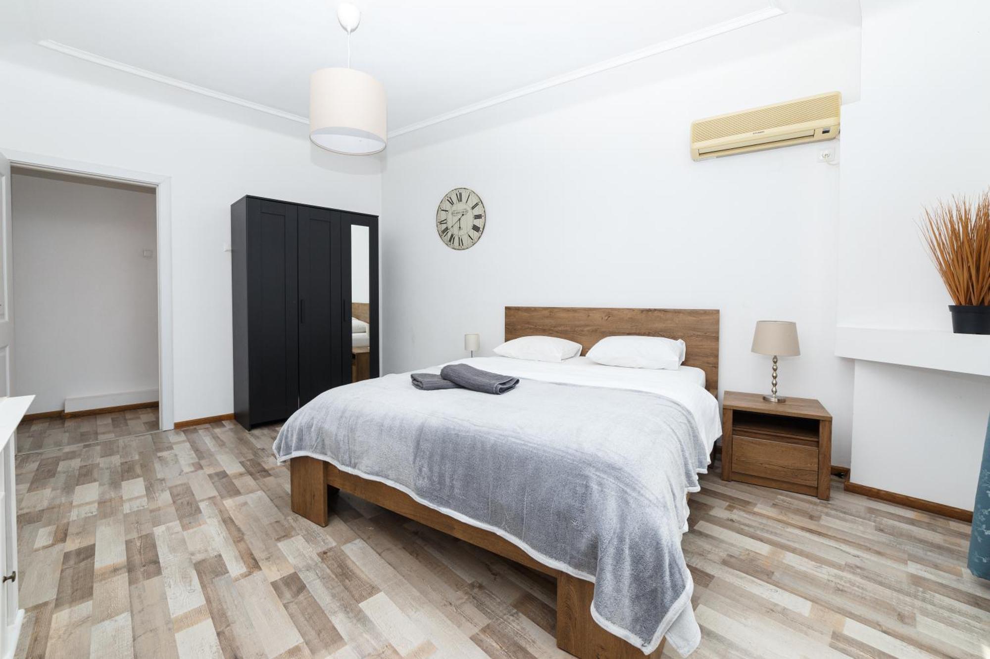 Color Apartments Blanari Street ブカレスト エクステリア 写真